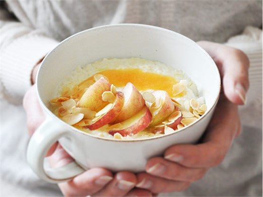 Hirse-Porridge mit zweierlei Pfirsichen