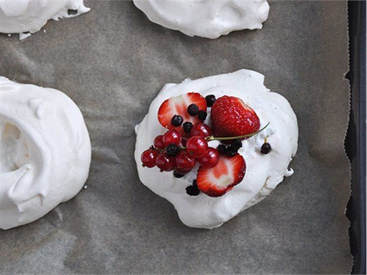 Pavlova mit Beeren