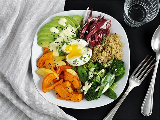 Veggie-Bowl mit Kurkuma-Joghurt
