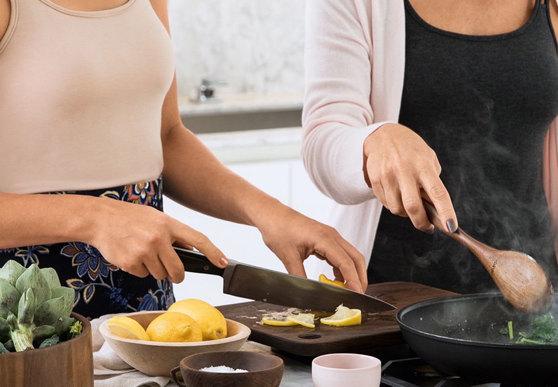 Frauen mit Brustkrebs beim Kochen