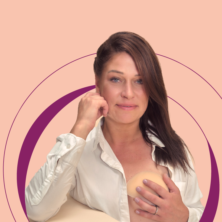 ein Frau trägt eine Teilbrustprothese