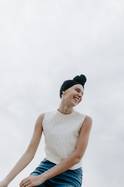 author kelsie barnhart wears an amoena contact breast form