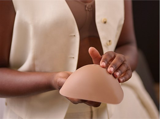 Retrouver son équilibre : obtenir une symétrie mammaire avec des prothèses mammaires post-mastectomie allégées. 